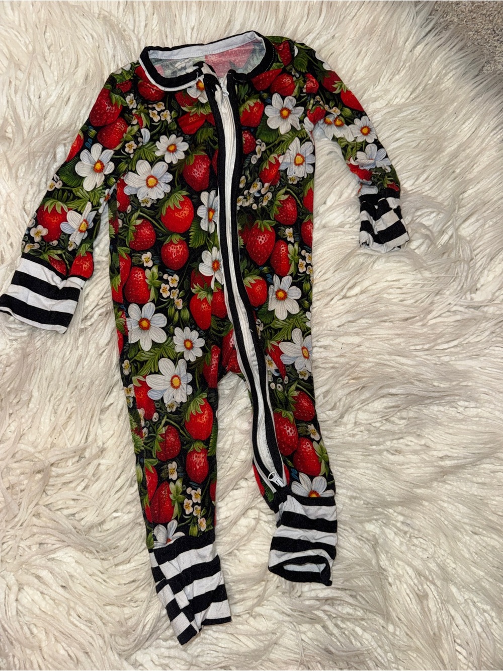 BAMBOO Strawberry & Daisy Footie - Black/Red/White